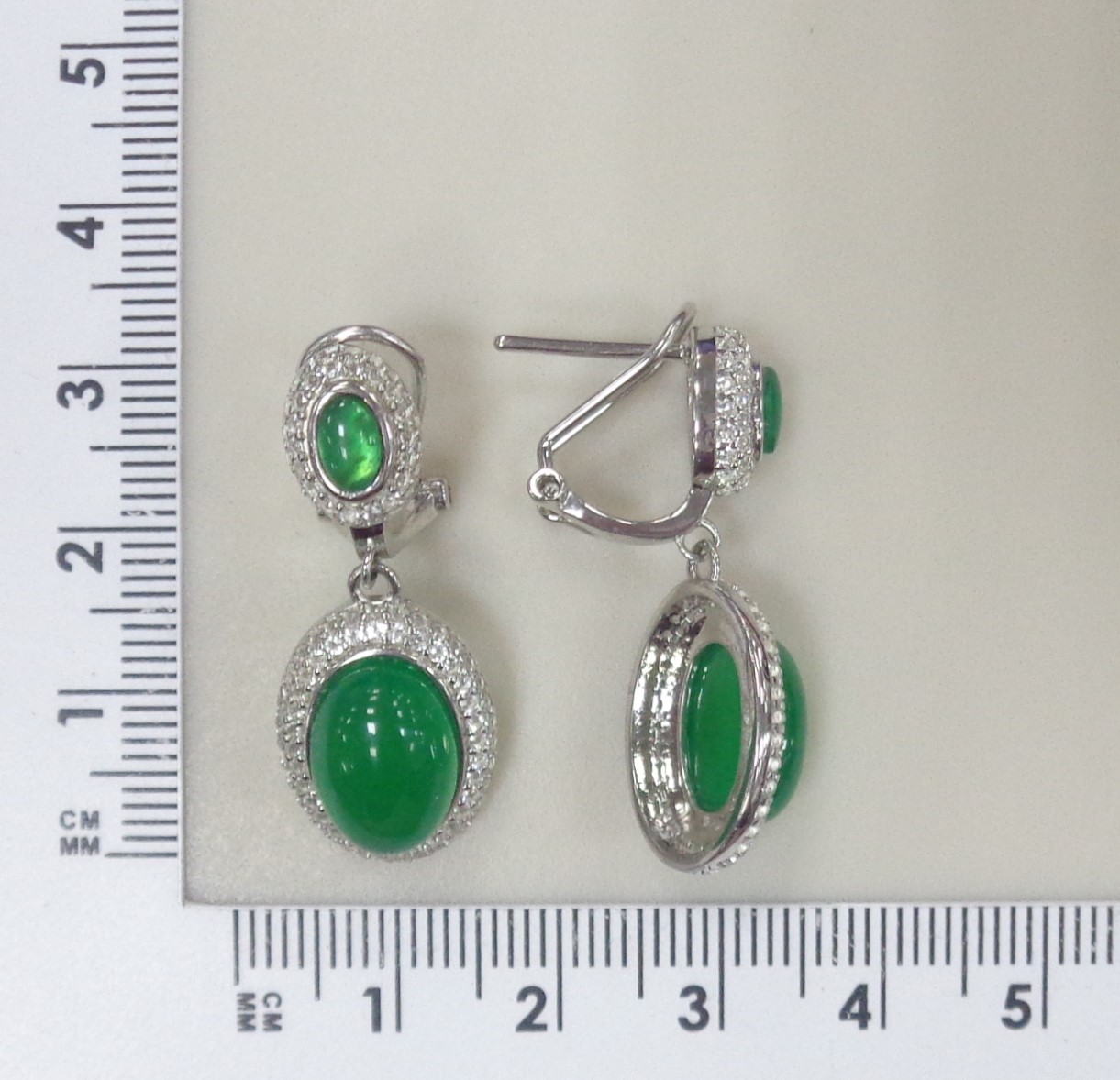 Серебряные серьги с зелеными халцедонами